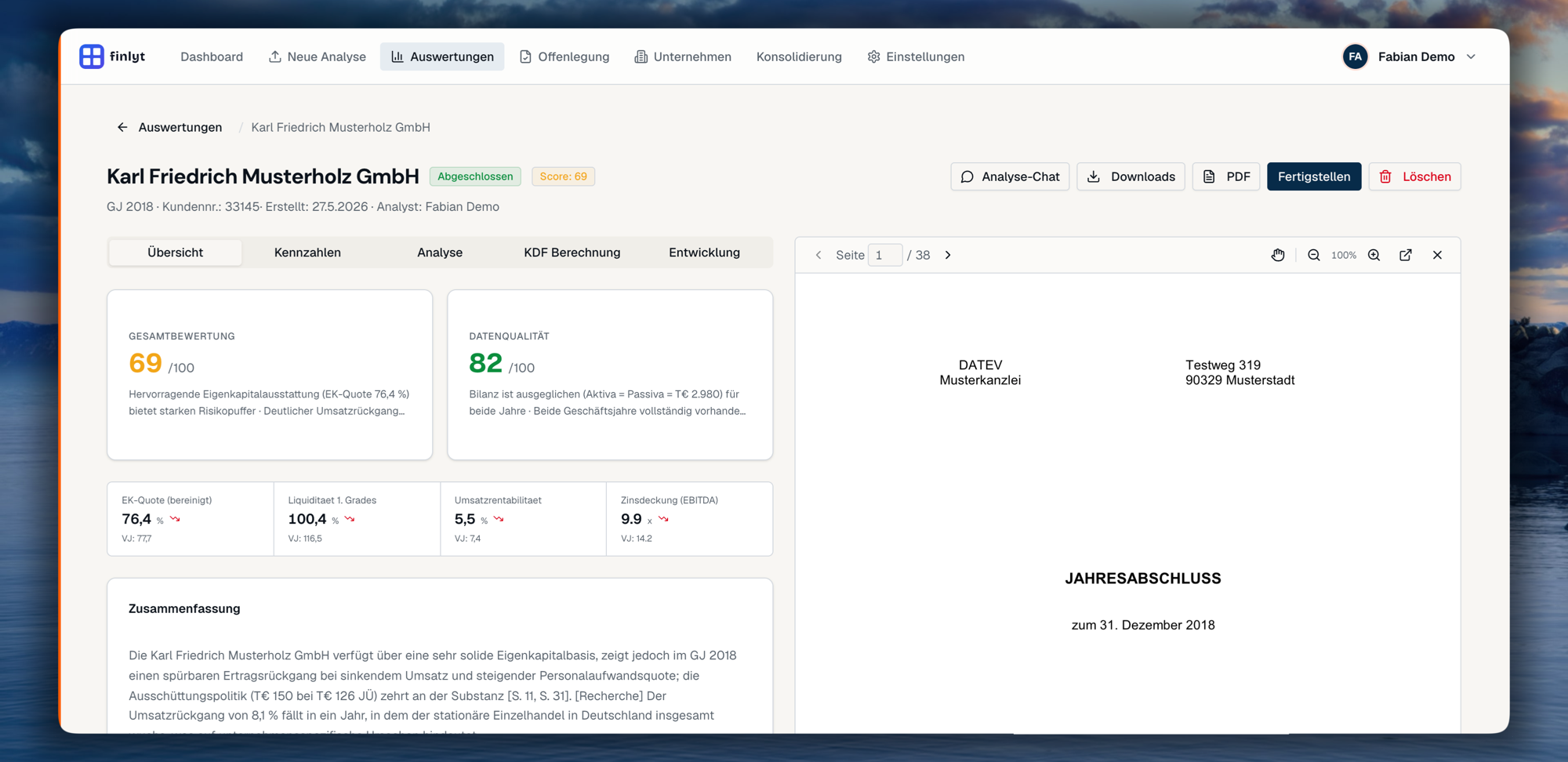 Analyse-Dashboard: Gesamtbewertung, Kennzahlen und Quelldokument nebeneinander